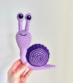 Virkad amigurumi: virkad snigel i två nyanser av lila
