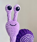 Virkad amigurumi: virkad snigel i två nyanser av lila