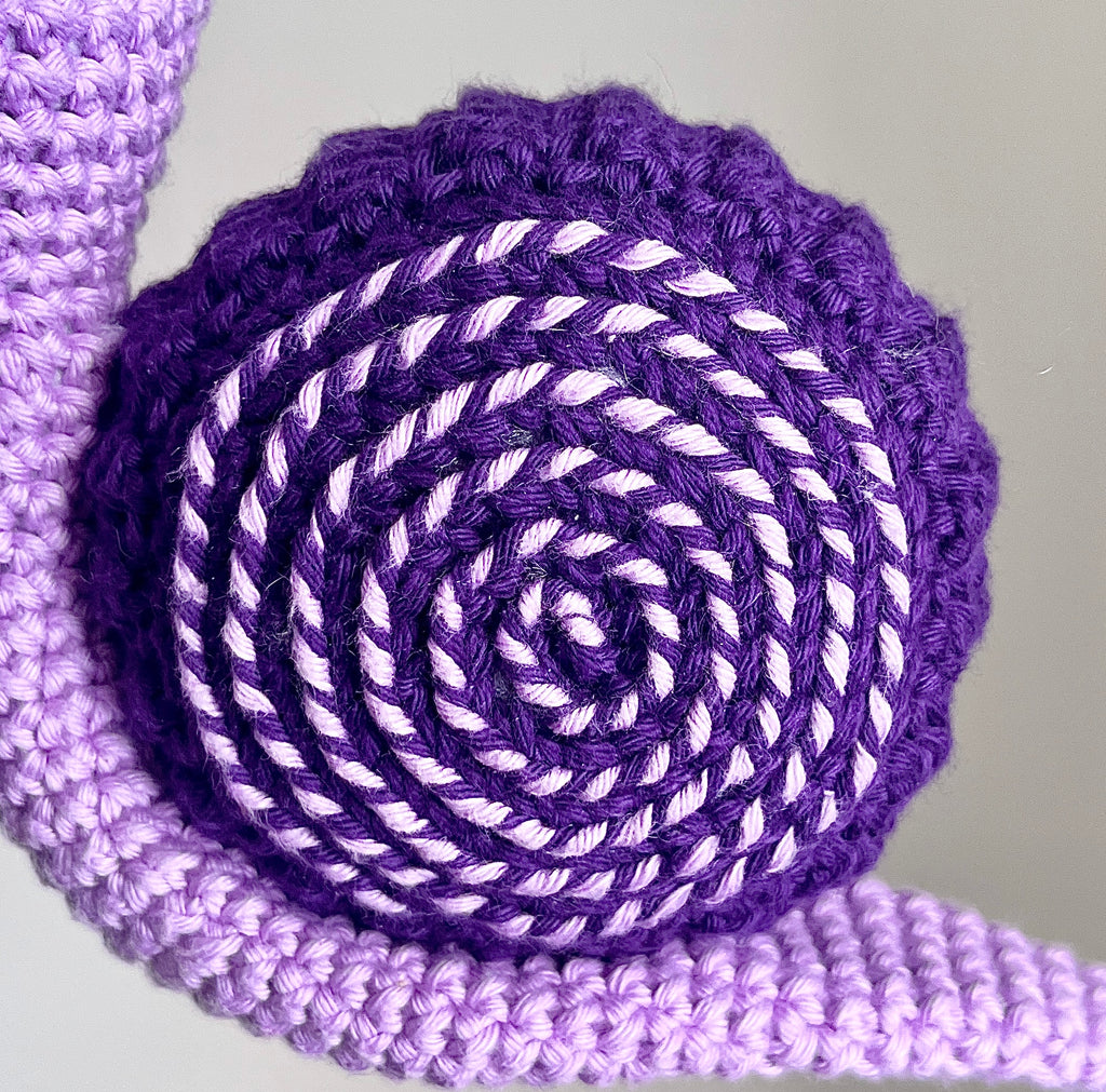 Virkad amigurumi: virkad snigel i två nyanser av lila