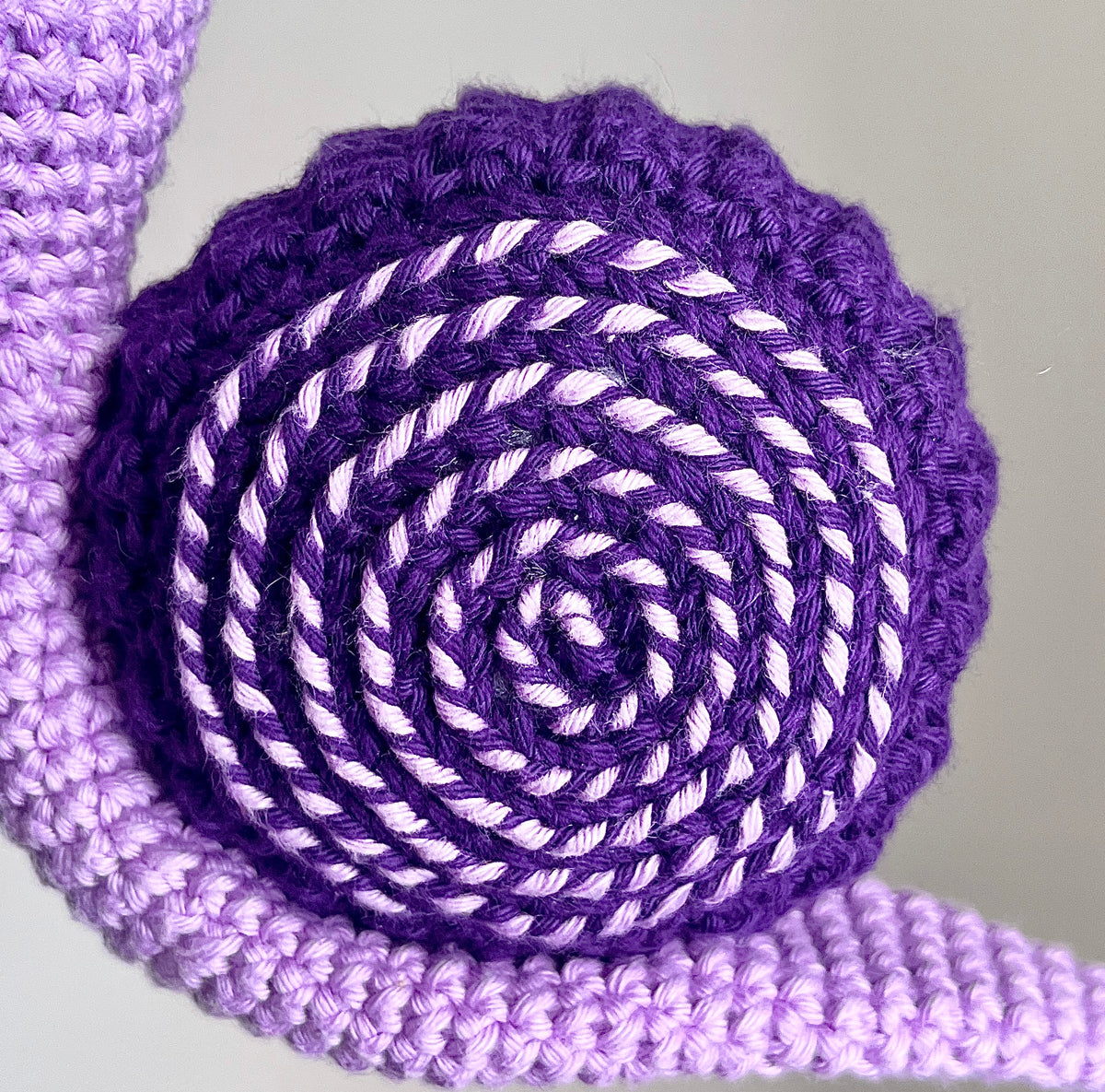 Virkad amigurumi: virkad snigel i två nyanser av lila