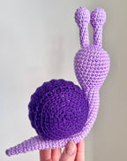 Virkad amigurumi: virkad snigel i två nyanser av lila