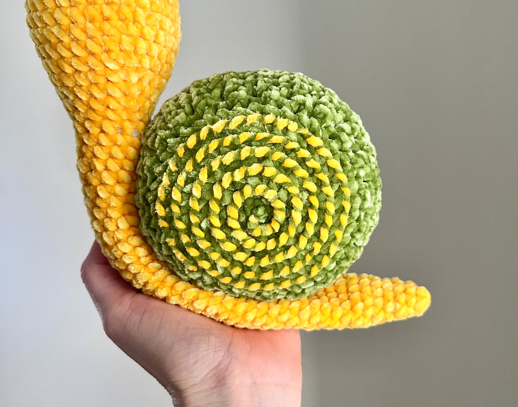 Virkad amigurumi: Snigel velvet grön/gul