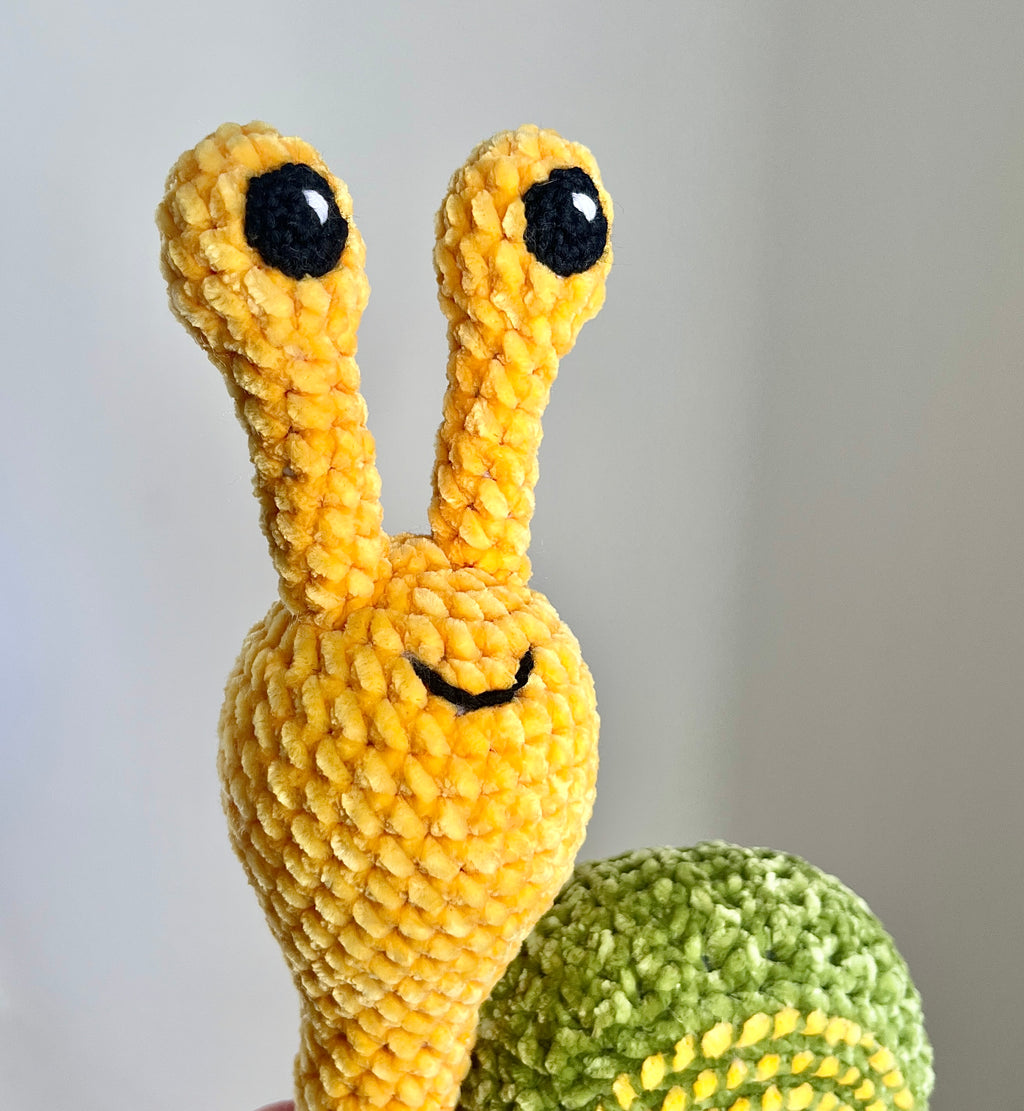 Virkad amigurumi: Snigel velvet grön/gul