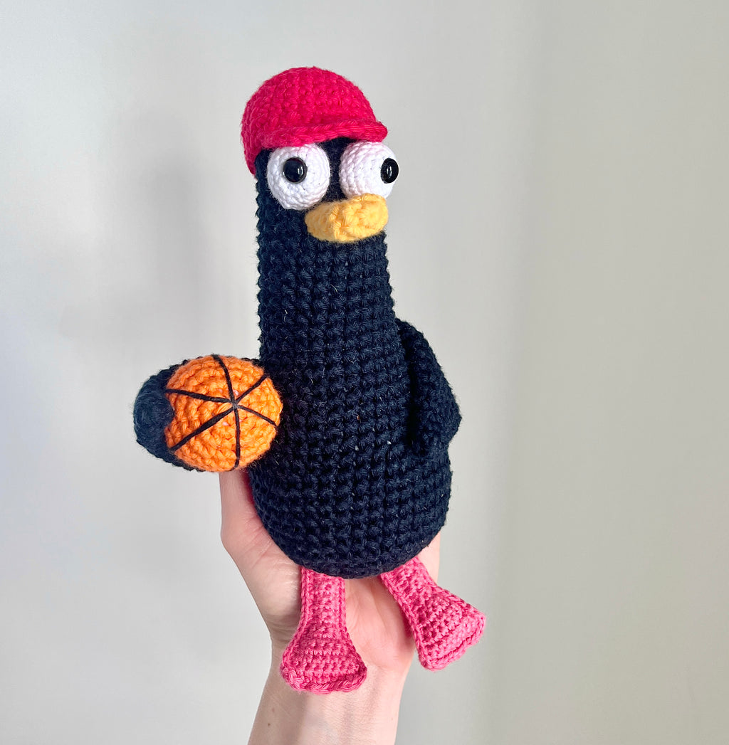 Virkad amigurumi: Anka med basketboll och avtagbar keps