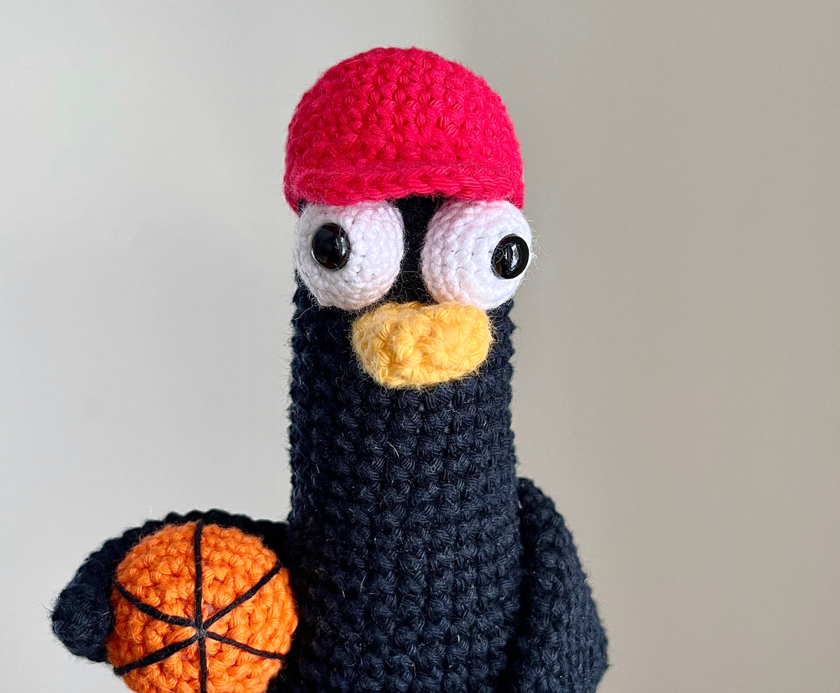 Virkad amigurumi: Anka med basketboll och avtagbar keps