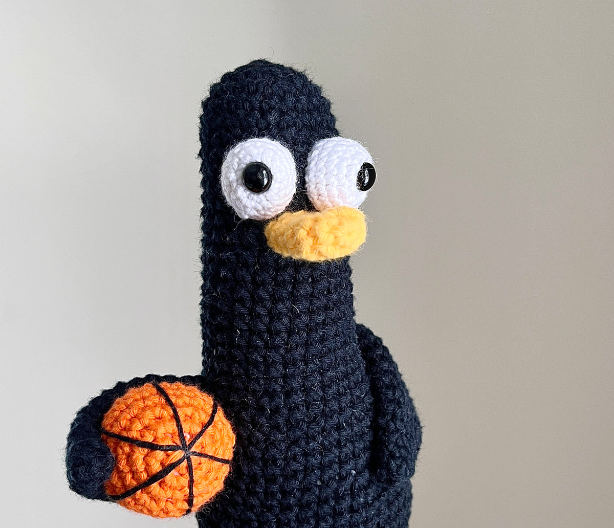 Virkad amigurumi: Anka med basketboll och avtagbar keps