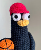 Virkad amigurumi: Anka med basketboll och avtagbar keps