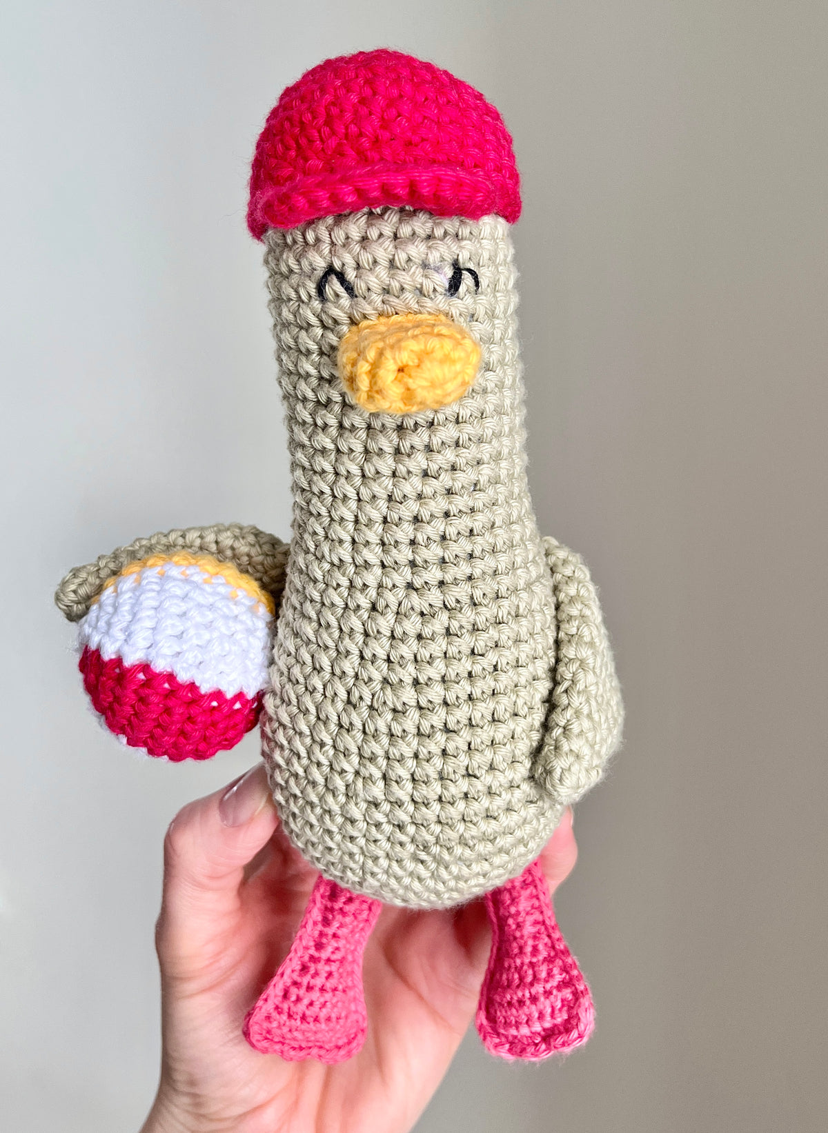 Virkmönster amigurumi: Anka med keps och boll (PDF)