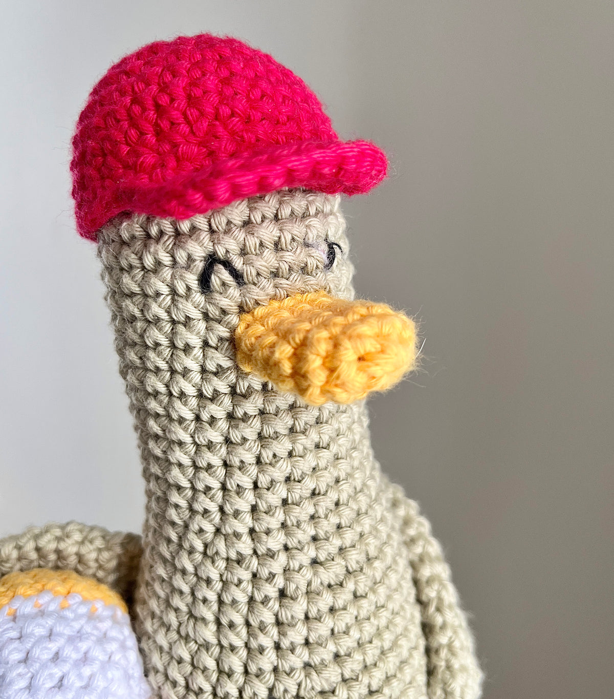Virkad amigurumi: Anka med badboll och avtagbar keps