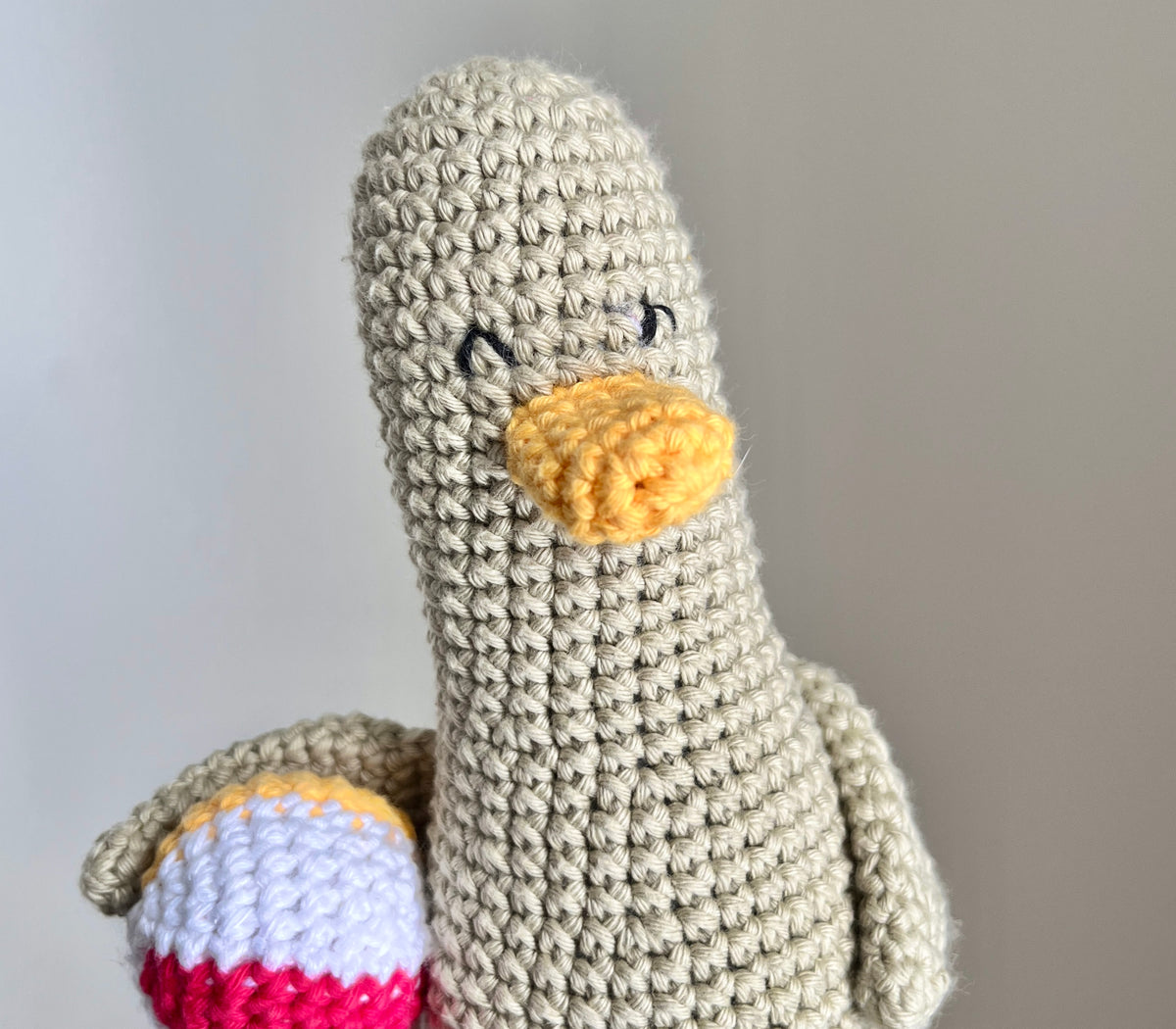 Virkad amigurumi: Anka med badboll och avtagbar keps