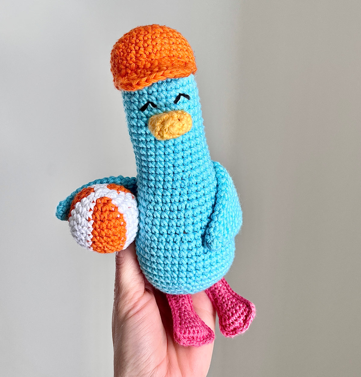 Virkad amigurumi: Anka med badboll och avtagbar orange keps