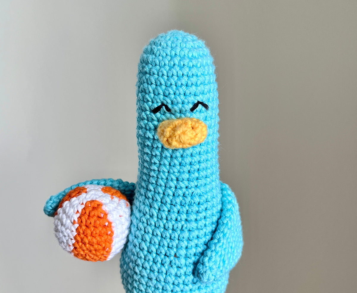Virkad amigurumi: Anka med badboll och avtagbar orange keps