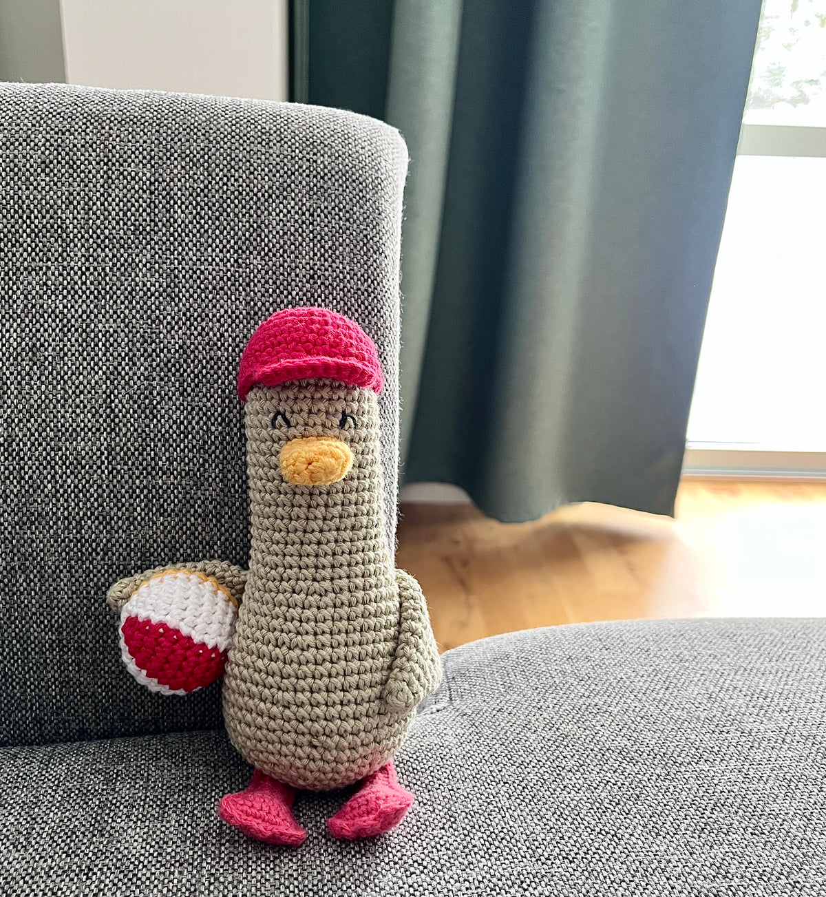 Virkmönster amigurumi: Anka med keps och boll (PDF)