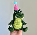 Virkmönster amigurumi: Krokodil med partyhatt (PDF)