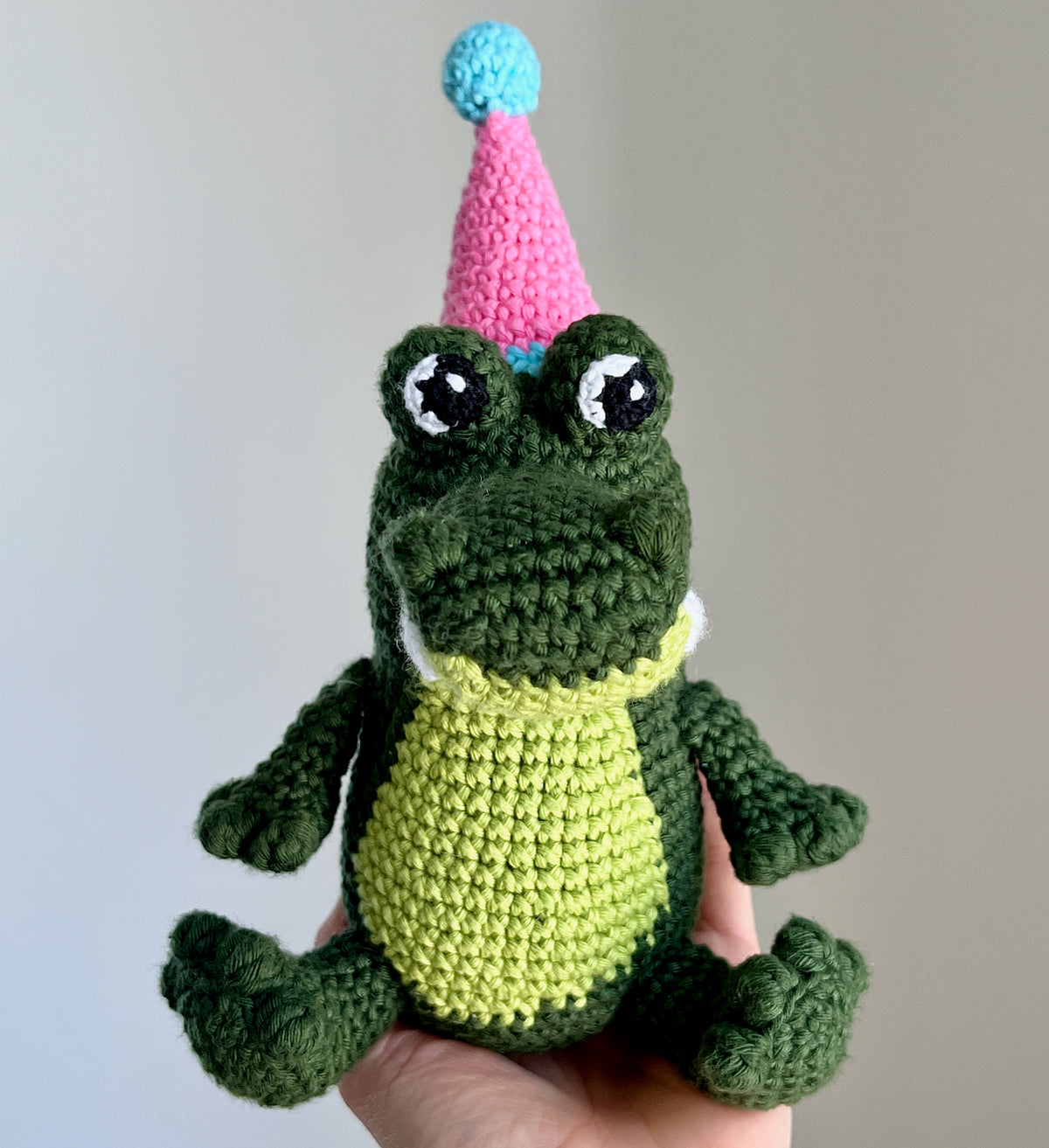 Virkmönster amigurumi: Krokodil med partyhatt (PDF)