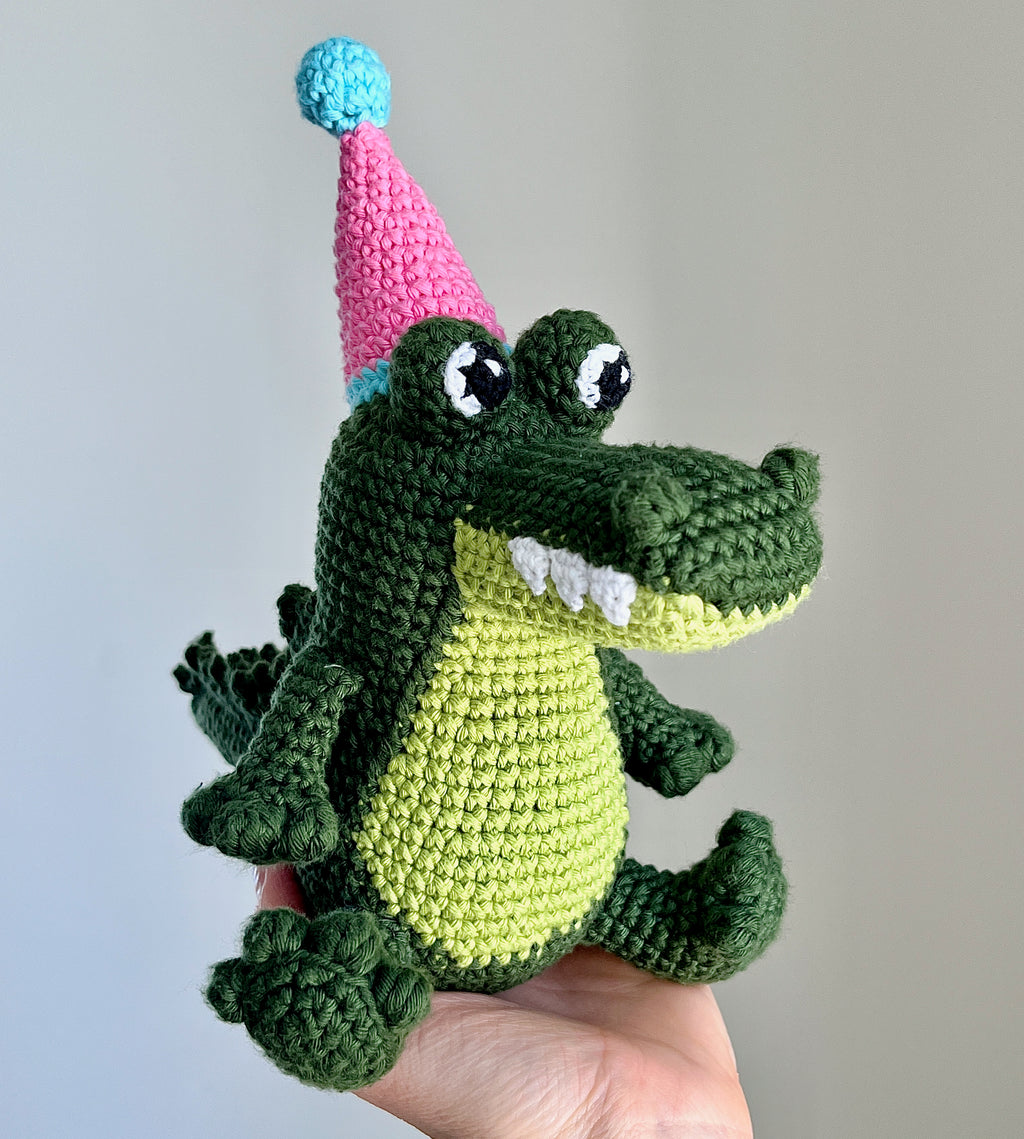 Virkmönster amigurumi: Krokodil med partyhatt (PDF)