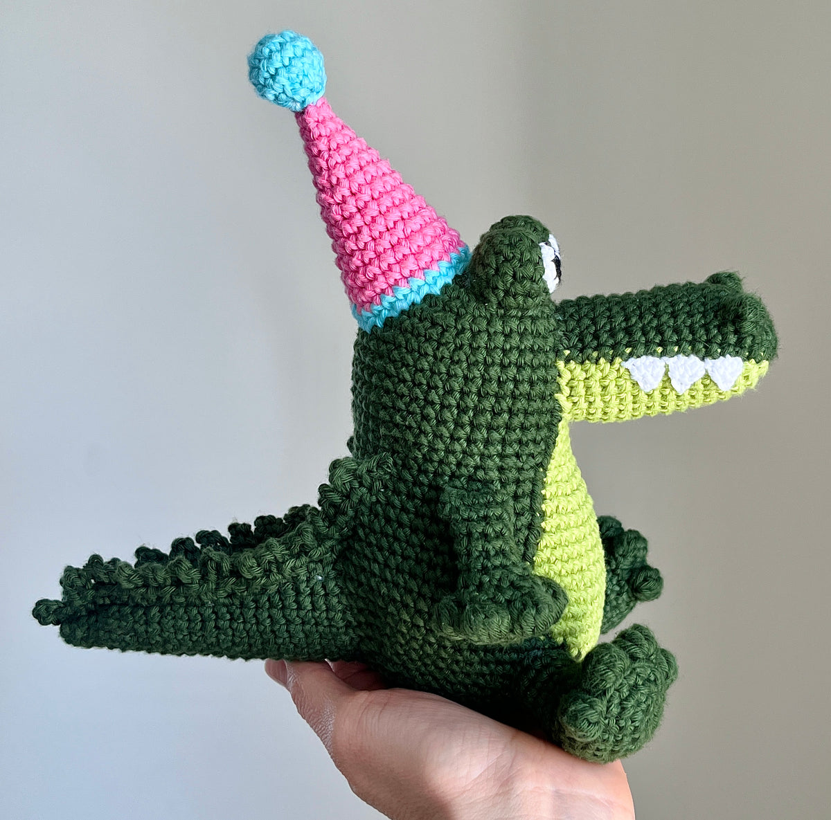 Virkmönster amigurumi: Krokodil med partyhatt (PDF)