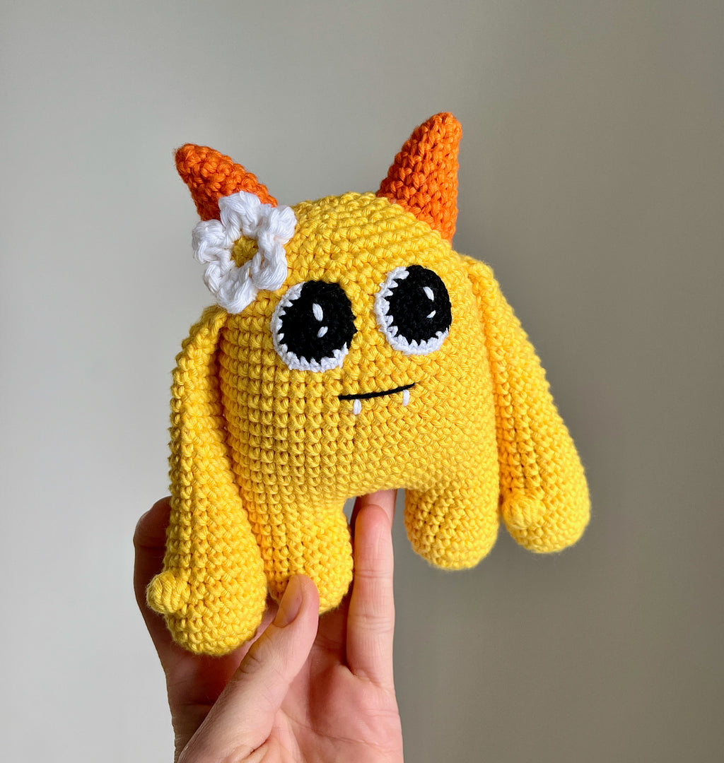 Virkmönster amigurumi: Gulligt monster med blomma (PDF)