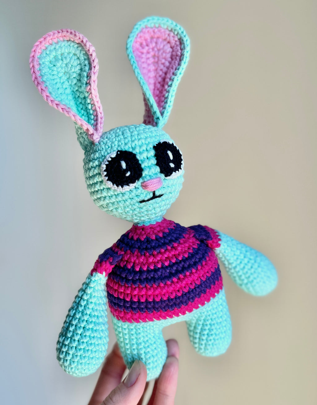Virkad amigurumi: kanin med randig tröja