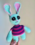 Virkad amigurumi: kanin med randig tröja