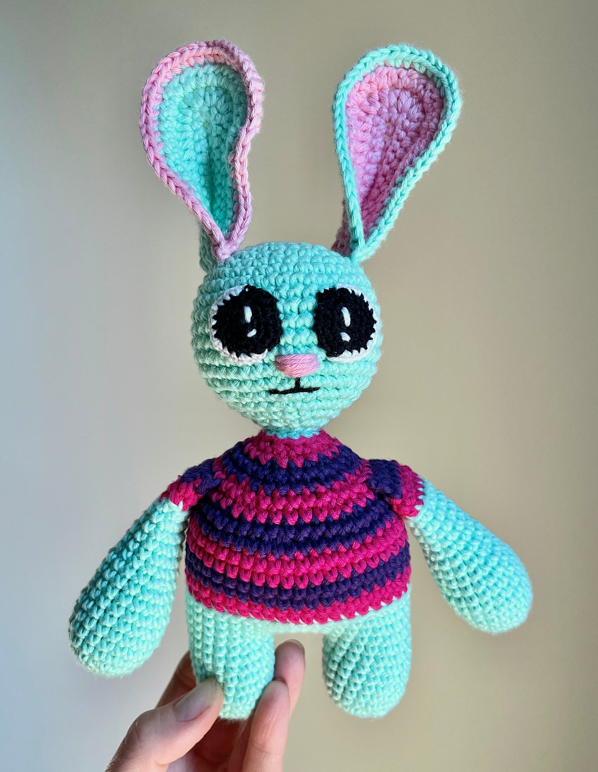 Virkad amigurumi: kanin med randig tröja