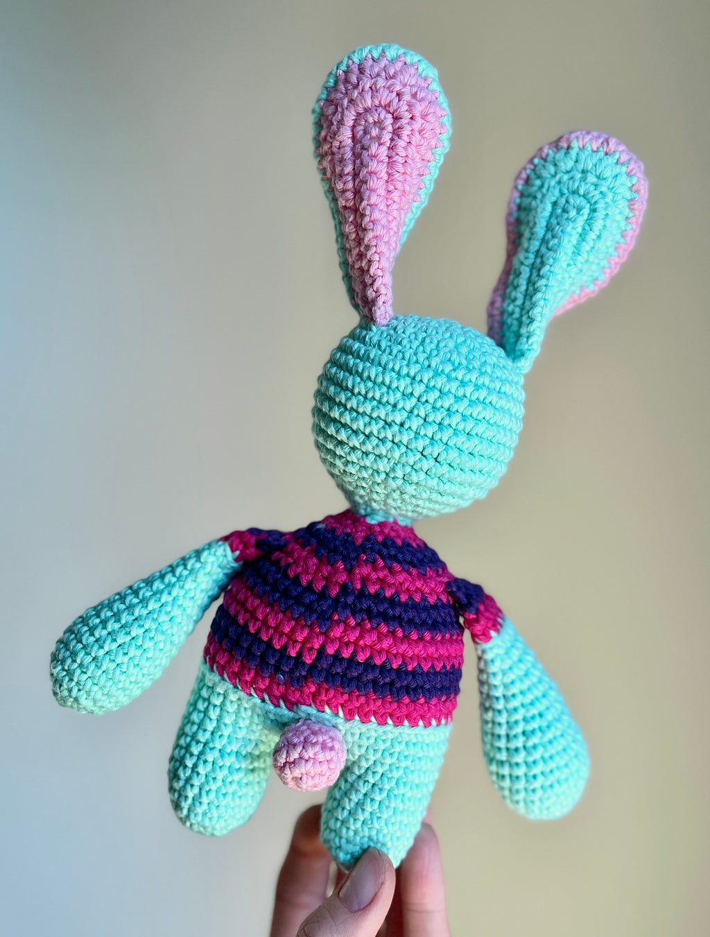 Virkad amigurumi: kanin med randig tröja