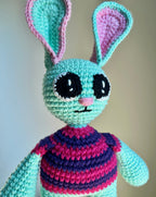 Virkad amigurumi: kanin med randig tröja
