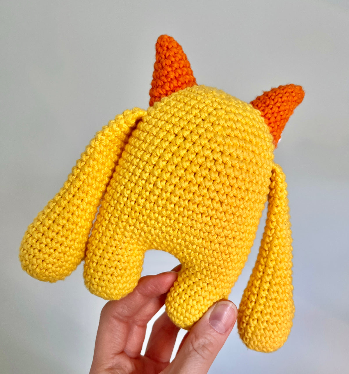 Virkmönster amigurumi: Gulligt monster med blomma (PDF)