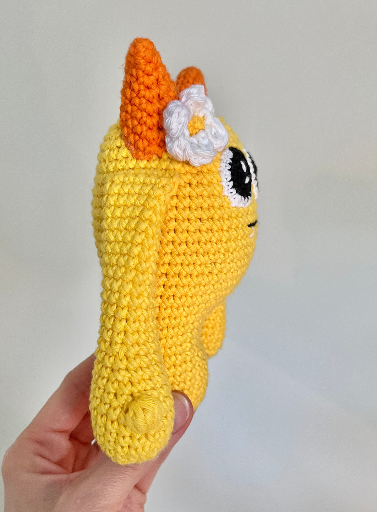 Virkmönster amigurumi: Gulligt monster med blomma (PDF)