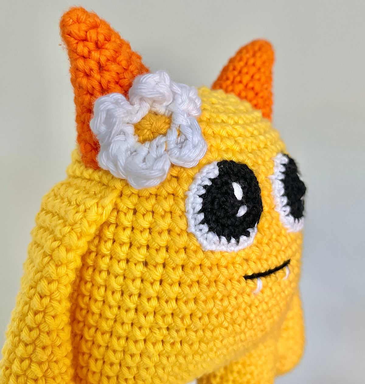 Virkmönster amigurumi: Gulligt monster med blomma (PDF)